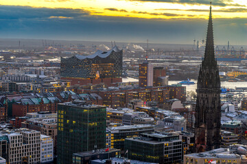 Naklejka premium Panoramaaufnahme von Hamburg, mit der Hamburger City in der Abenddämmerung von oben
