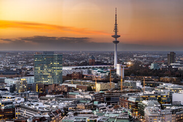 Panoramaaufnahme von Hamburg, mit der Hamburger City und Fernsehturm in der Abenddämmerung von oben (Aufnahme vom Januar 2022)