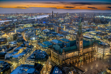 Panoramaaufnahme von Hamburg, mit der Hamburger City in der Abenddämmerung von oben (Aufnahme vom Januar 2022)