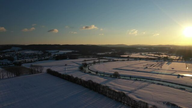 Die Ruhr bei Schwerte im Winter - Im Hintergrund die A45 Sauerlandlinie