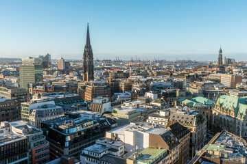 Panoramaaufnahme von Hamburg, mit der Hamburger City und dem Mahnmal St. Nikolai an einem kalten WIntertag mit blauem Himmel