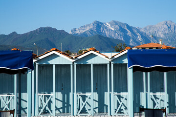 Le Alpi Apuane viste dalla spiaggia di Forte dei Marmi