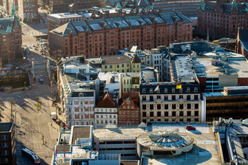 Hamburg von oben mit einem Teil der Hamburger Speicherstadt (Aufnahme vom Januar 2022)