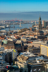 Naklejka premium Panoramaaufnahme von Hamburg, mit dem Michel, dem Hafen, an einem kalten Wintertag, mit blauem Himmel, von oben aufgenommen (Aufnahme vom Januar 2022)