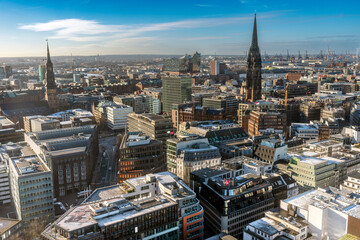 Obraz premium Panoramaaufnahme von Hamburg, mit der Hamburger City und dem Mahnmal St. Nikolai an einem kalten WIntertag mit blauem Himmel