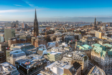 Panoramaaufnahme von Hamburg, mit der Hamburger City und dem Mahnmal St. Nikolai an einem kalten WIntertag mit blauem Himmel