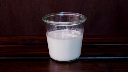 木のテーブルと自家製ヨーグルト