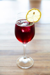 レモンが添えられたドリンク