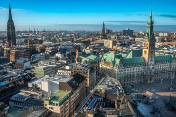 Fototapeta premium Panoramaaufnahme von Hamburg, mit dem Hamburger Rathaus mit blauem, leicht bewölktem Himmel, von oben aufgenommen