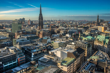 Panoramaaufnahme von Hamburg, mit der Hamburger City und dem Mahnmal St. Nikolai an einem kalten WIntertag mit blauem Himmel (Aufnahme vom Januar 2022)