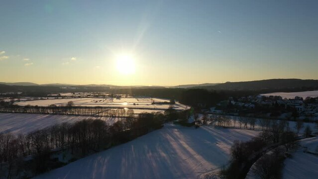 Die Ruhr bei Schwerte im Winter - im Hintergrund die A45, Sauerlandlinie
