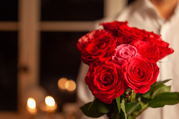 - Mann überreicht rote Rosen in festlichem Ambiente -
