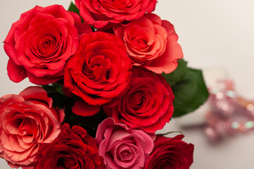 Strauß roter Rosen mit einem Geschenk zum Valentinstag