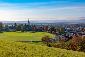 kirchberg ein schweizer dorf bei bern in herbststimmung