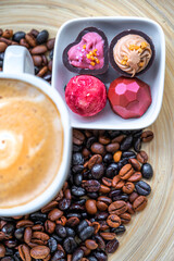 Kulinarischer Genuss mit gutem Kaffee und leckeren Pralinen
