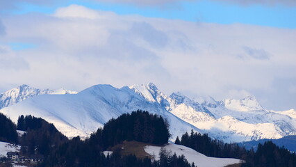 schneebedeckte Gebirgsgruppe