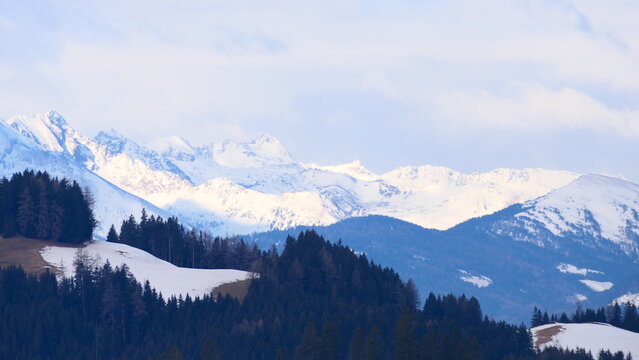 schneebedeckte Alpengipfel © cagala