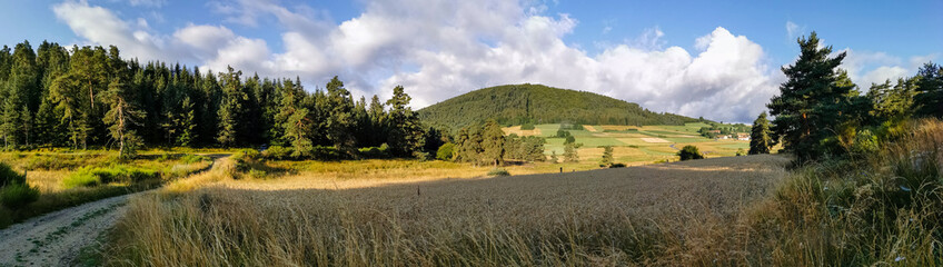 Fototapeta premium Site volcanique du Mont Bar, Allègre, Auvergne, Auvergne-Rhône-Alpes, Céaux-d'Allègre, chaîne du Devès, France