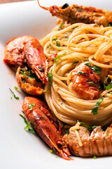 Piatto di deliziosi spaghetti con gamberi e scampi, Cucina Italiana 