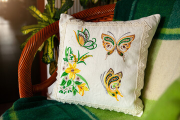 Decorative pillow in white, with embroidery.