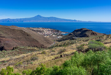 SAN SEBASTIAN, LA GOMERA, Kanarische Inseln: Ausblick / Panorama von einem Mirador auf die Hauptstadt, im Hintergrund der Teide auf Teneriffa