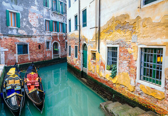 Fototapeta na wymiar Romantic Venetian canals. Old Venice town. Italy