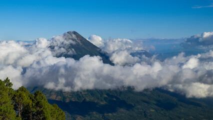 Obraz premium View of dormant volcano Agua in the clouds from volcano Acatenango, Guatemala, Central America.