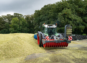 Maissilage wird geschoben und verdichtet mit moderner Landtechnik.