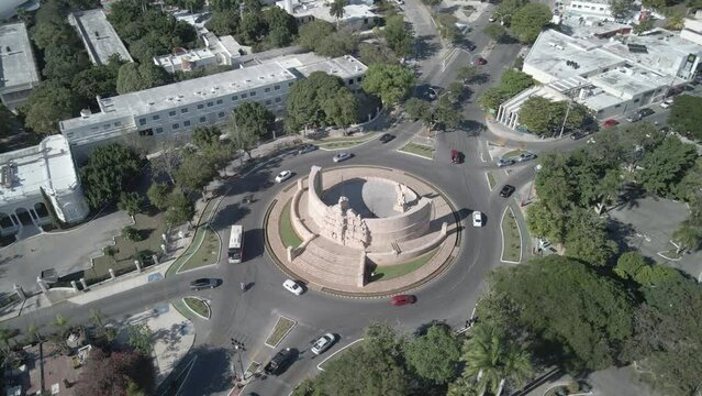 Tránsito en rotonda, Monumento a la patria, Mérida, Yucatán, México