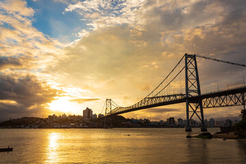 silhueta da ponte ao pôr do sol Ponte Hercílio Luz , Florianopolis, Santa Catarina, Brasil