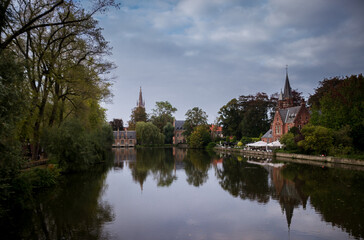 Fototapeta na wymiar Vistas de un paisaje natural con reflejos en el agua de un viaje de turismo por Brujas Bélgica europa