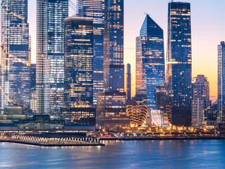 Obraz premium Vivid Manhattan skyline taken right before sunrise, wonderful architecture in low light, long exposure technique.