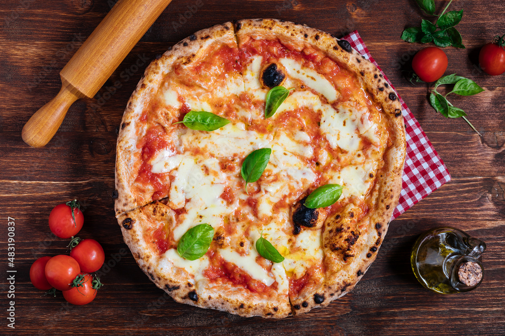 Une pizza napolitaine sortie du four