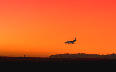 atterrissage d'un avion au coucher du soleil