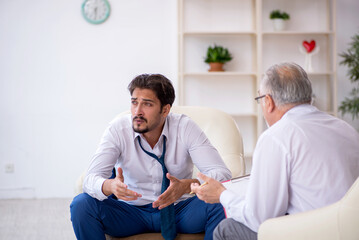 Obraz premium Young businessman employee visiting psychologist