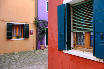 Fototapeta na wymiar Alte farbenfrohe und kontrastreiche Fassaden