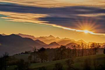 Sonneuntergang im Mostviertel mit den Alpen