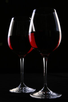 two ellegant glasses fith wine