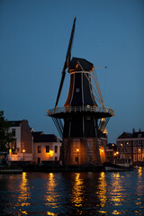 Fototapeta na wymiar windmill at night