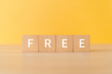 「FREE」と書かれた積み木