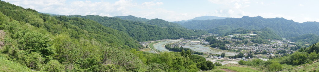 Fototapeta na wymiar 長野県生坂村スカイスポーツ公園から見た犀川の流れる里山の風景（パノラマ）