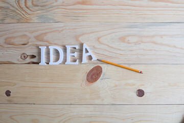 Letras que forman la palabra idea y un lápiz