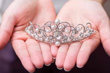 手の平に乗せられたティアラ　tiara © 健二 中村
