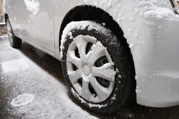 雪と自動車のタイヤアップ素材　積雪と交通安全イメージ