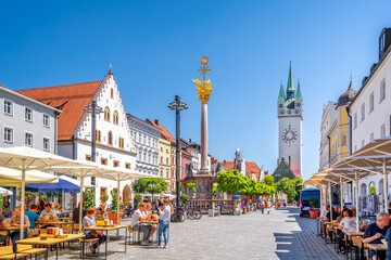 Theresienplatz mit Stadtturm, Straubing, Bayern, Deutschland 