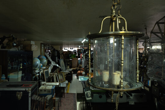 Vista de tienda de antig&uuml;edades con candelero 