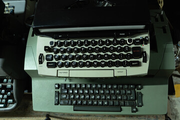 Máquina de escribir vintage color verde 