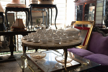 Mesa con juego de té elegante en tienda de antigüedades. 