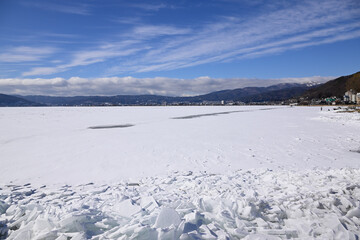 冬の諏訪湖　湖面全面結氷　【長野県諏訪市】