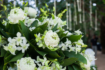 Obraz na płótnie Canvas Floral arrangement at a wedding ceremony on beach.